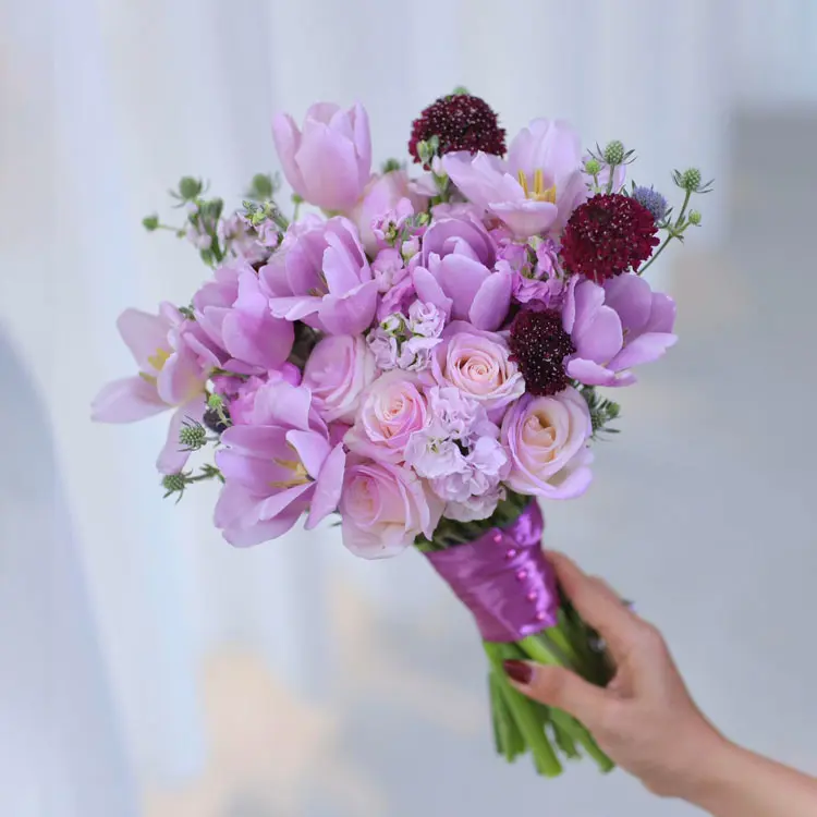 Hoa cưới cầm tay tím hồng lãng mạn